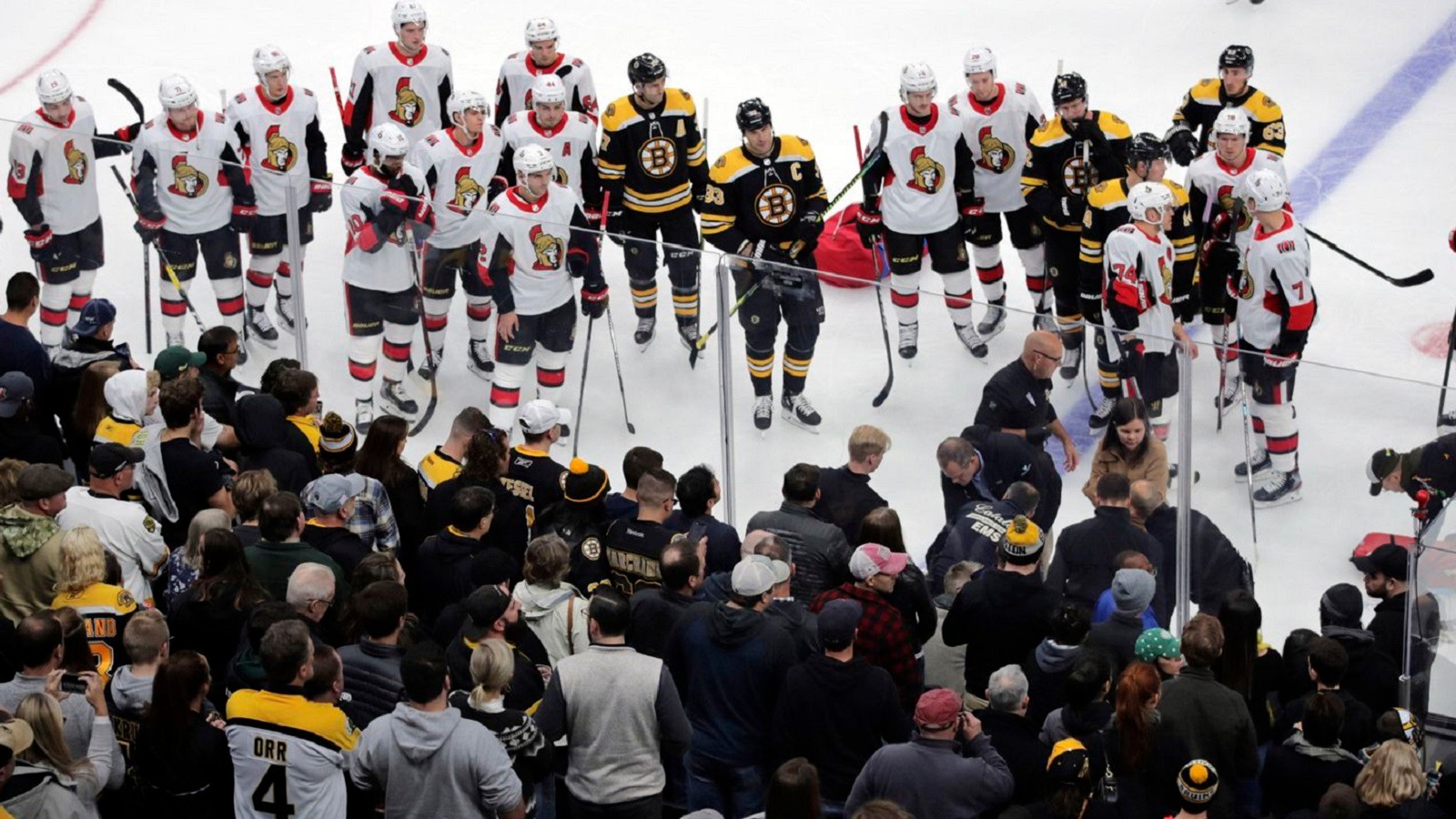 В матче НХЛ два хоккеиста столкнулись головами. На льду образовалась лужа крови